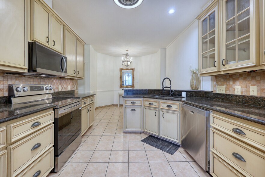 Building Photo - 1335 Maplebrook Dr