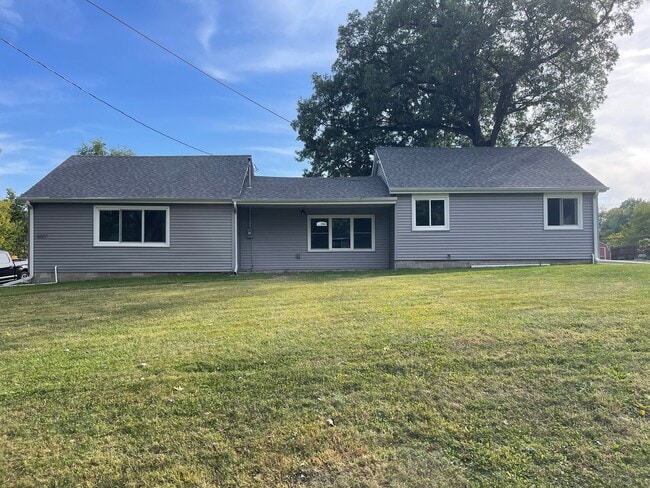 Building Photo - 4 Bedroom Home on 4 Acres, Crown Point Schools!