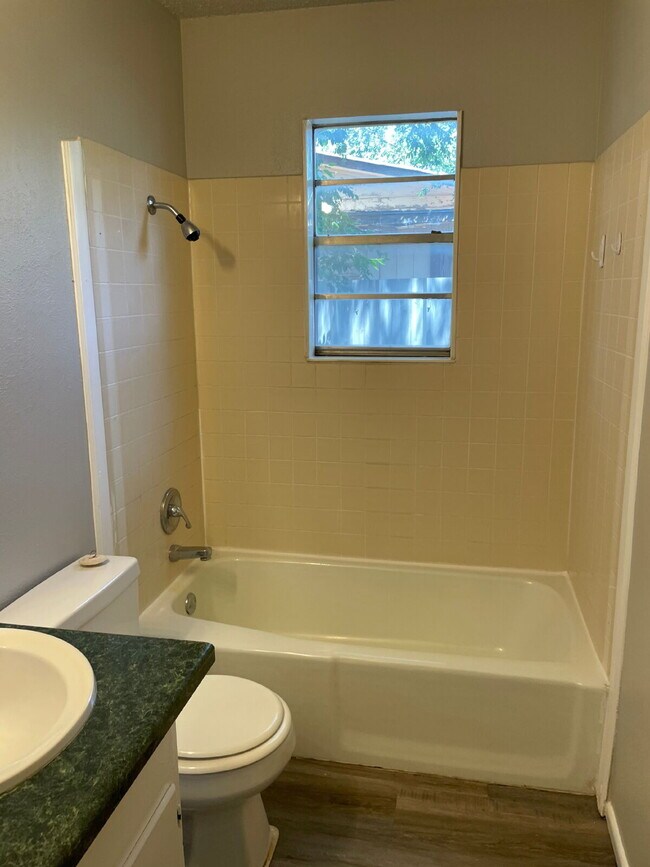 Building Photo - "Charming 3-Bed Oasis in Lubbock - Spaciou...