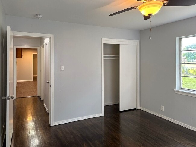 Building Photo - 3 Bedroom / 2 Bathroom