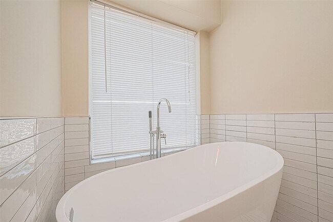 Building Photo - 15730 Oak Mountain Dr
