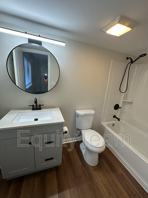 Building Photo - 3920 Mack Rd