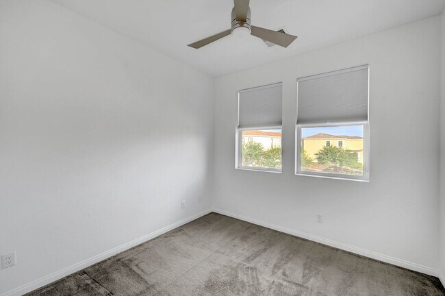 Building Photo - 3 Bedroom 2.5 Bath Townhome in Tuscany!