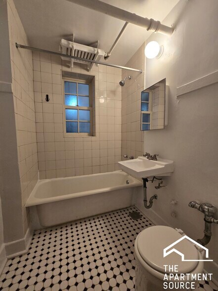 Building Photo - 1454 Oak Ave