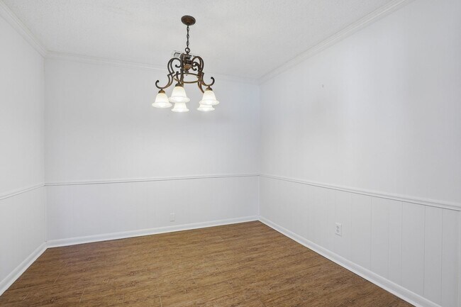 Building Photo - Amazing in Arlington