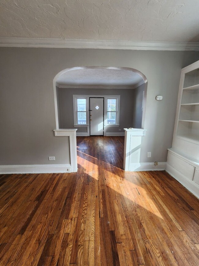 Building Photo - Top Floor 1 Bedroom Apartment with Private Balcony!