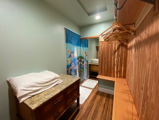Building Photo - 3-Bed, 2-Bath Custom Furnished Home-Turn K...