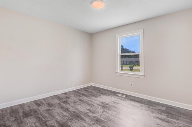 Building Photo - 302 Cedar Rd