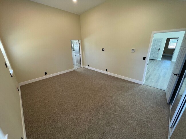 Building Photo - Magalia-2 bed 2 bath, second story duplex,...