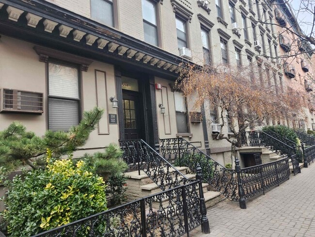 Building Photo - 208 Willow Ave