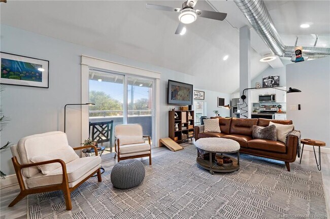 Building Photo - 310 SE Denver Ave