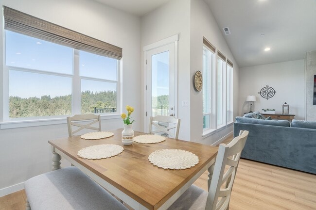 Building Photo - Gorgeous Home with a view!! Available Now!!