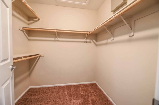 Building Photo - Charming 4 Bedroom Home in Gated Community with Community Pool & Courtyard Entry!