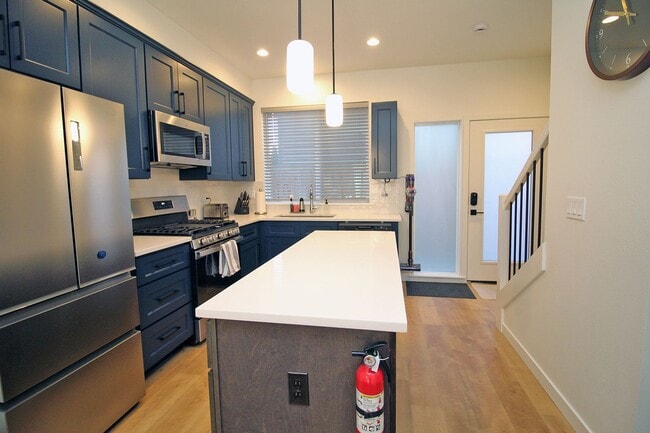 Building Photo - 5723 S Kelly Ave