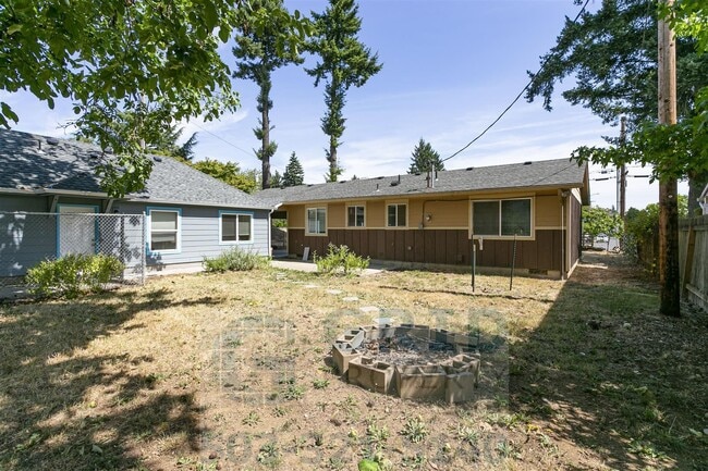 Building Photo - GPM639 - 2801-2803 SE 125th Avenue (T1)