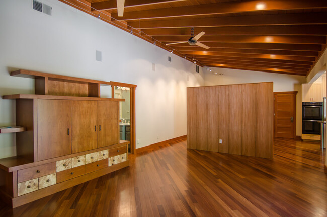 Building Photo - Beautifully Updated Private Guest House wi...