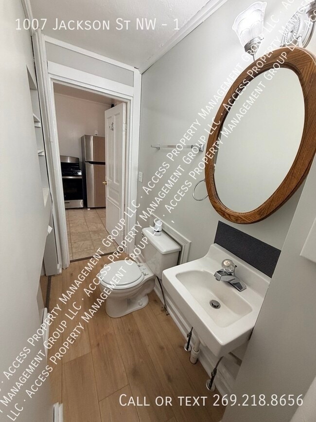 Building Photo - 1007 Jackson St NW