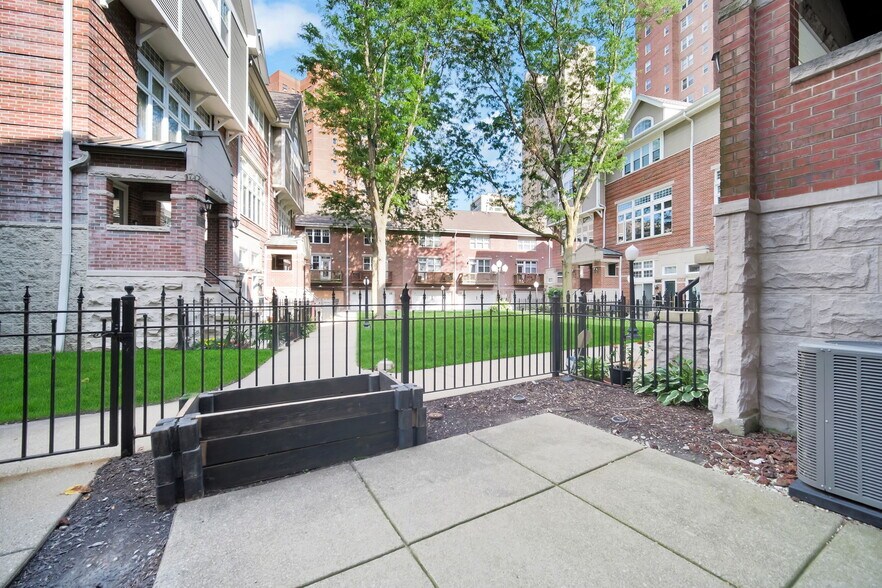 Building Photo - 4934 S Cornell Ave
