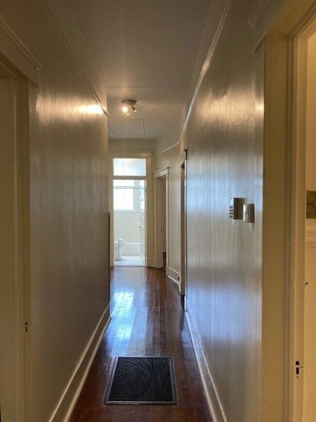 Building Photo - Lovely spacious 3 bedroom, 2 bath single family home!