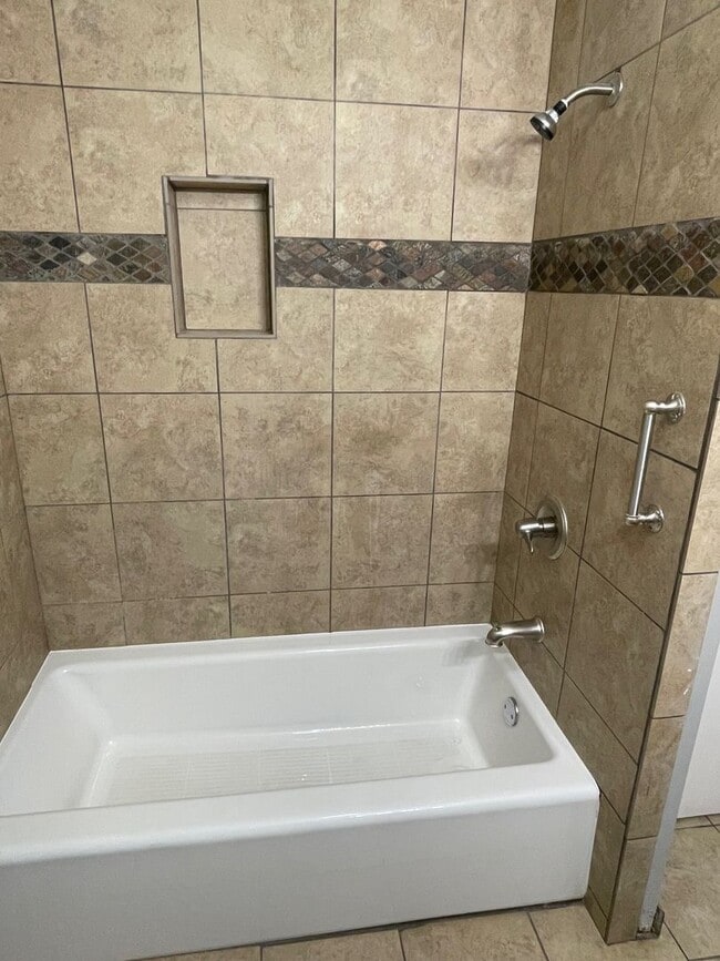 Building Photo - 3 BED, 1 BATH BRICK HOME IN RANDLEMAN!