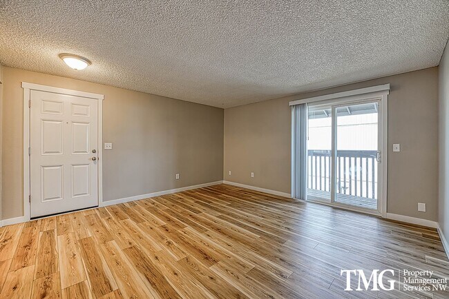 Building Photo - Bright Upper-Level 2 BD with Covered Deck