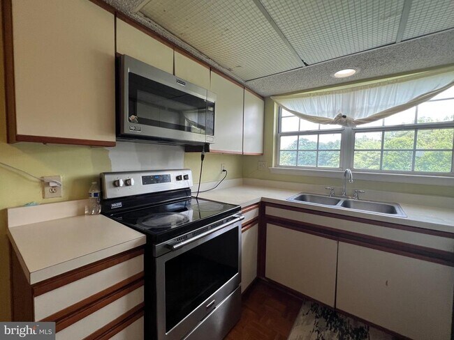 Building Photo - 12100 Greenway Ct