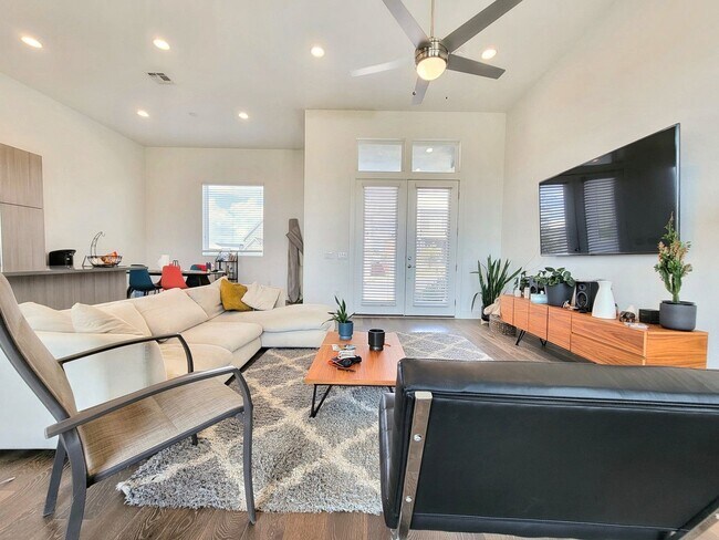 Building Photo - Spacious & Modern 3BR 2.5/BA Home with Lar...