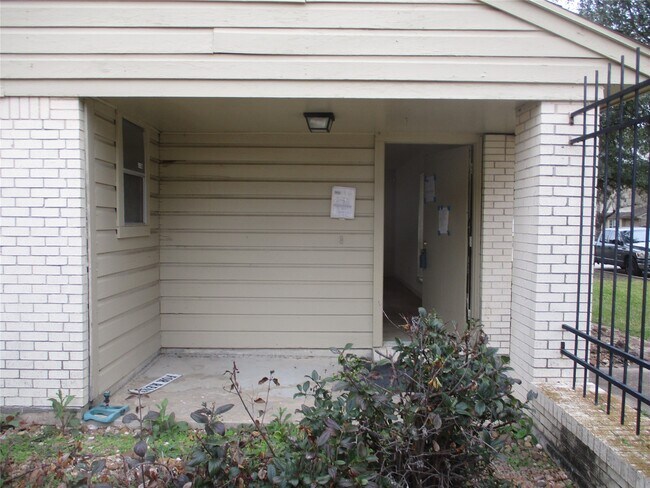 Building Photo - 10834 Sugar Hill Dr