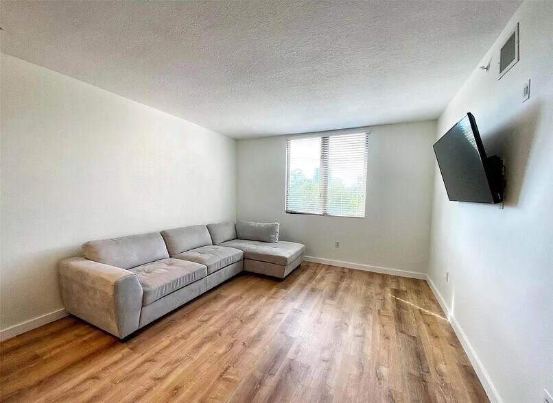Building Photo - 2630 SW 28th St
