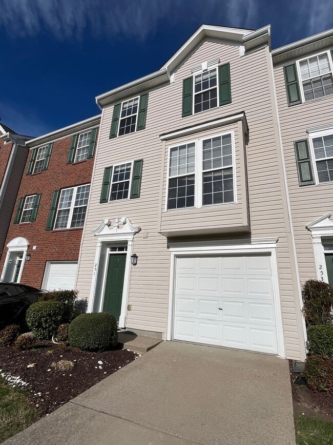 Building Photo - 2 Bedroom/ 2.5 Bath Townhome with 1 Car Garage, Laminate Floors, Minutes to Bellevue and Nashvill...