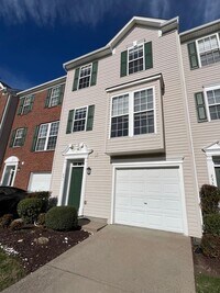 Building Photo - 3 Bedroom/ 2.5 Bath Townhome with 1 Car Garage, Laminate Floors, Minutes to Bellevue and Nashvill...
