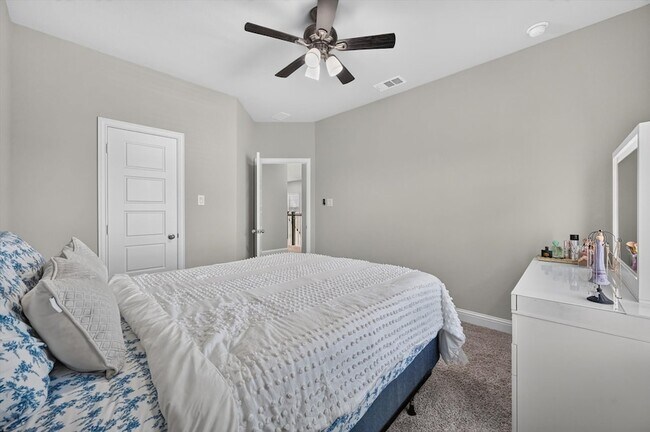 Building Photo - 12991 Vinson Dr