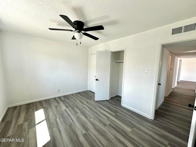 Building Photo - 4981 Winthrop Dr
