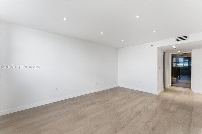 Building Photo - 801 N Venetian Dr