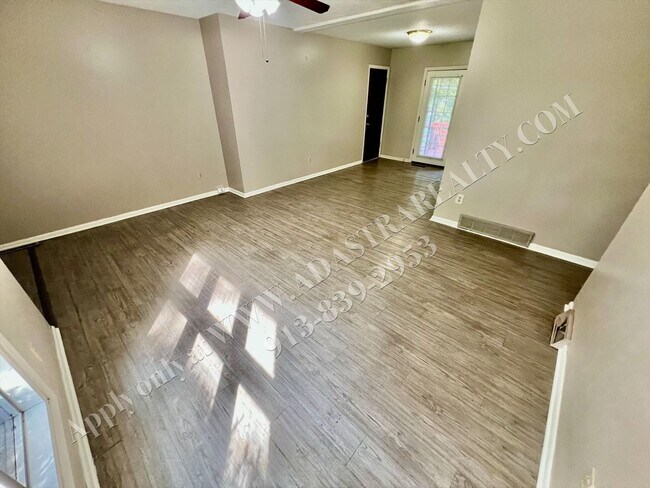 Building Photo - Spacious Shawnee Duplex-Available NOW!!