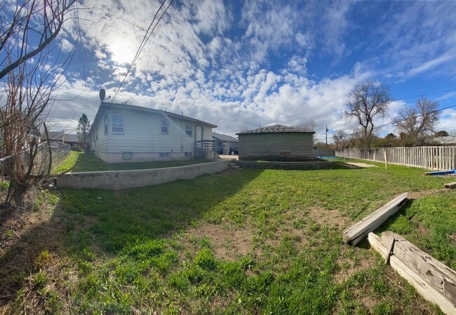 Building Photo - Duplex With Lots Of Room