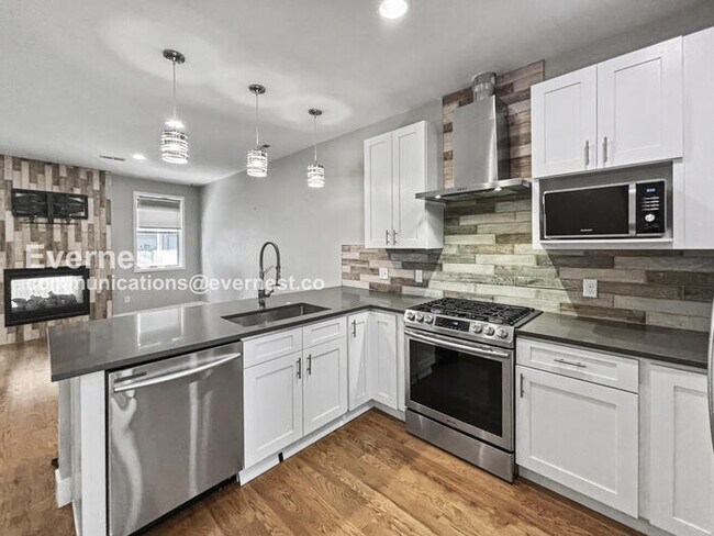 Building Photo - 3 Bed, 3.5 Bath Townhouse with Garage