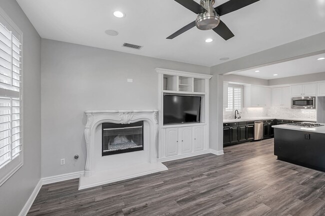 Building Photo - Gorgeous 5 Bedroom Home Behind the Gates i...