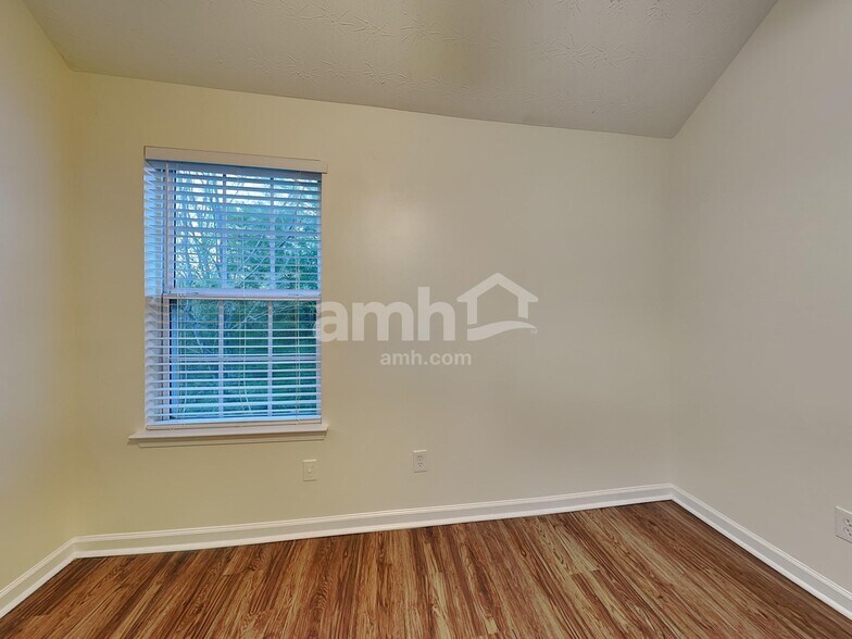 Building Photo - 247 River Pass Ct NE