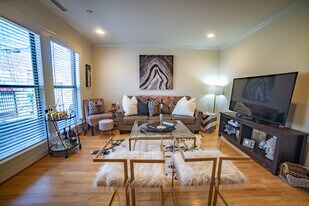 Building Photo - 4000 Oak St