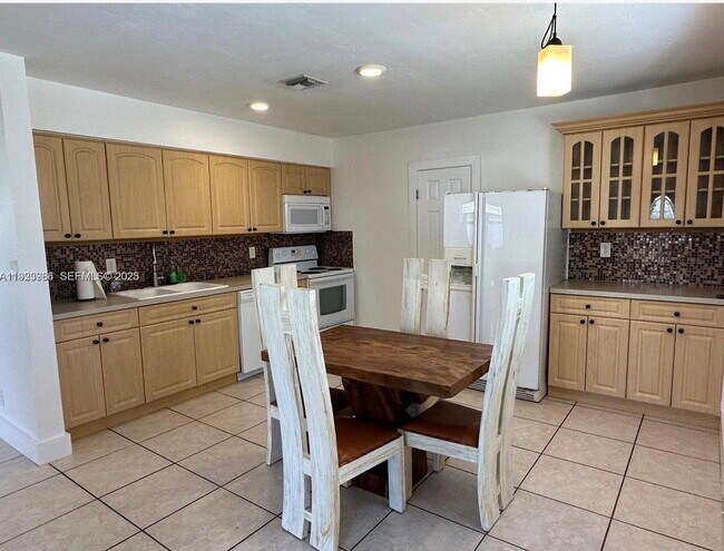 Building Photo - Southeast 4th Street, Dania Beach, FL 33004 - 3 BR 2 BA single-family home