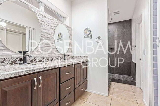 Building Photo - Gorgeous 3-bedrooms, 2-baths home in the d...
