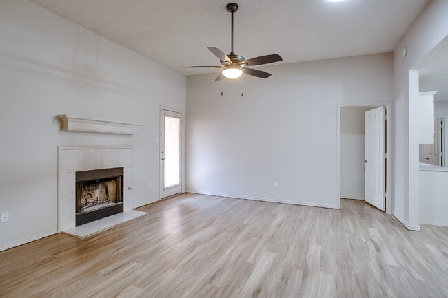 Building Photo - Spacious 3/2/2 Duplex!