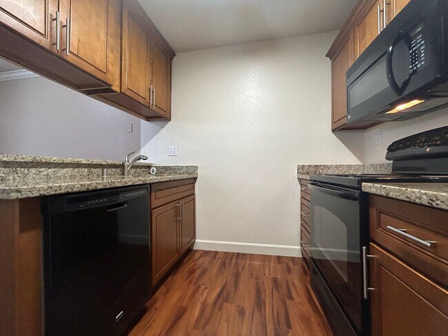 Building Photo - Move-In Ready 1BR in Sought-After Kirkwood...