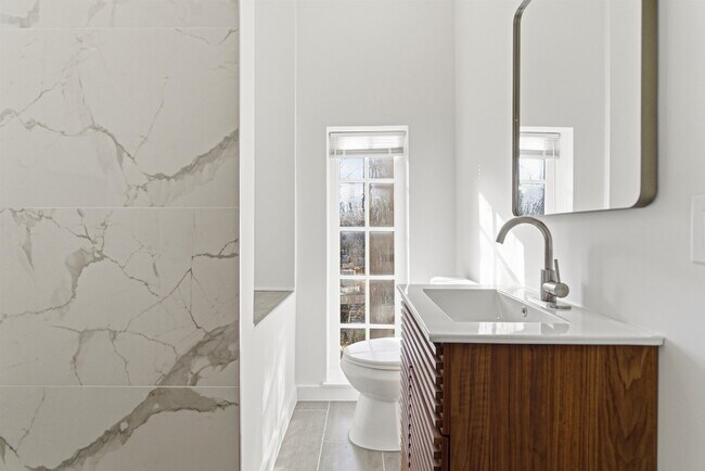 Building Photo - 419 5th St