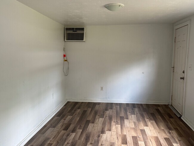 Building Photo - 1203 Larry St