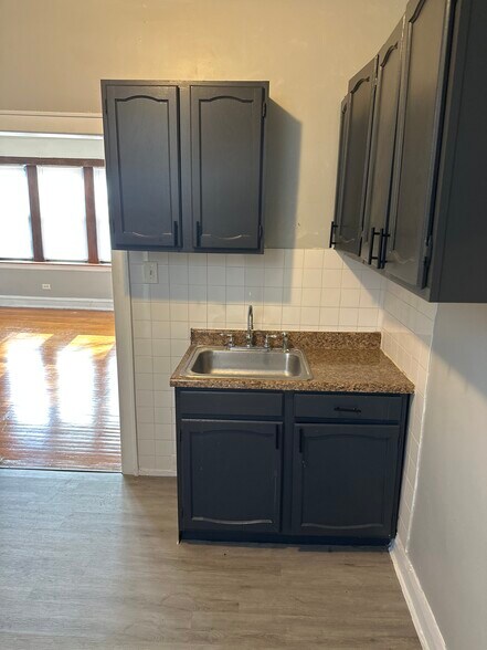 Building Photo - 8039 S Ingleside Ave