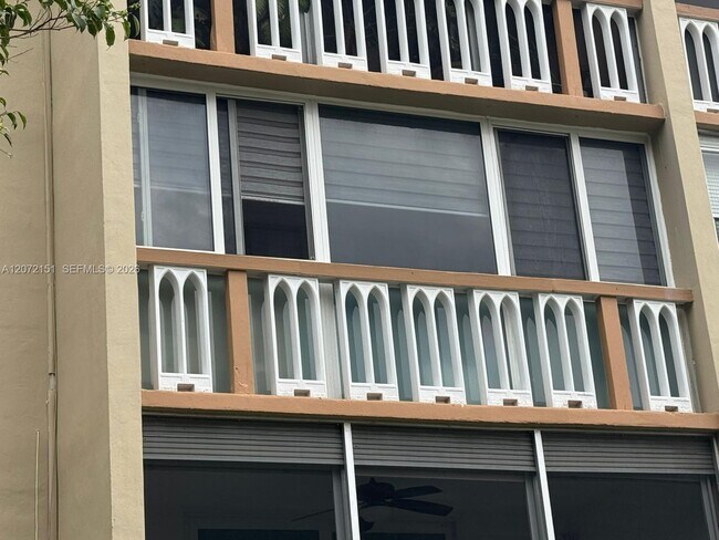Building Photo - 900 NE 12th Ave