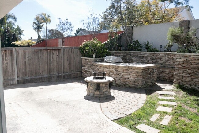 Building Photo - Large 5 Bedroom Single Family Home Near Da...