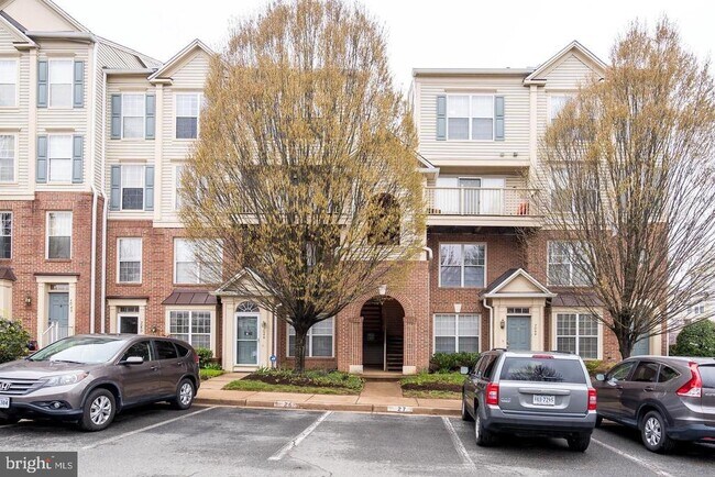 Building Photo - 7046 Falls Reach Dr